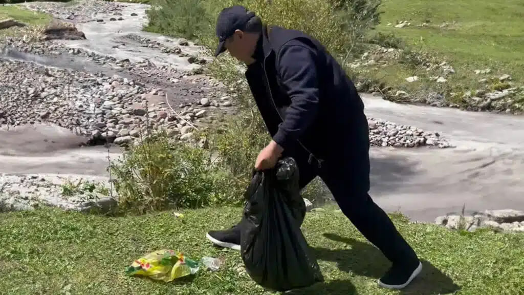 Qirg‘iziston prezidenti tog‘da tashlab ketilgan chiqindilarni terdi