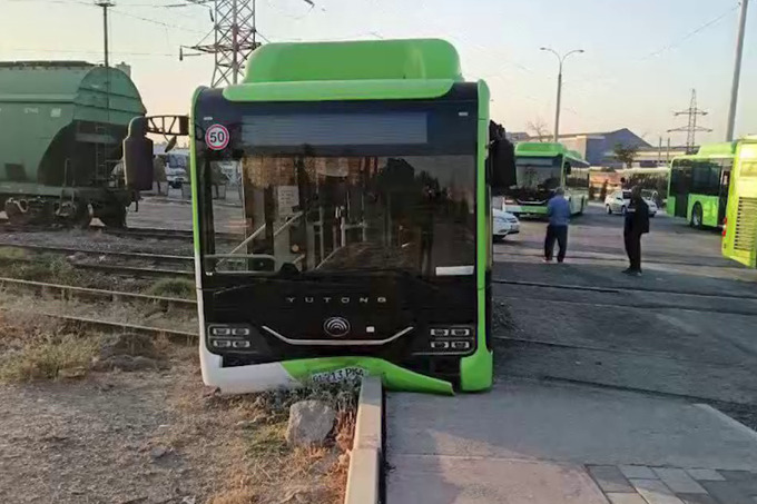 Toshkentda ikkita yo‘lovchi avtobusi to‘qnashib ketdi