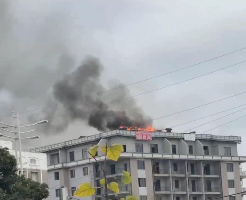 Poytaxtda yangi qurilayotgan binoning tomida yong‘in chiqdi