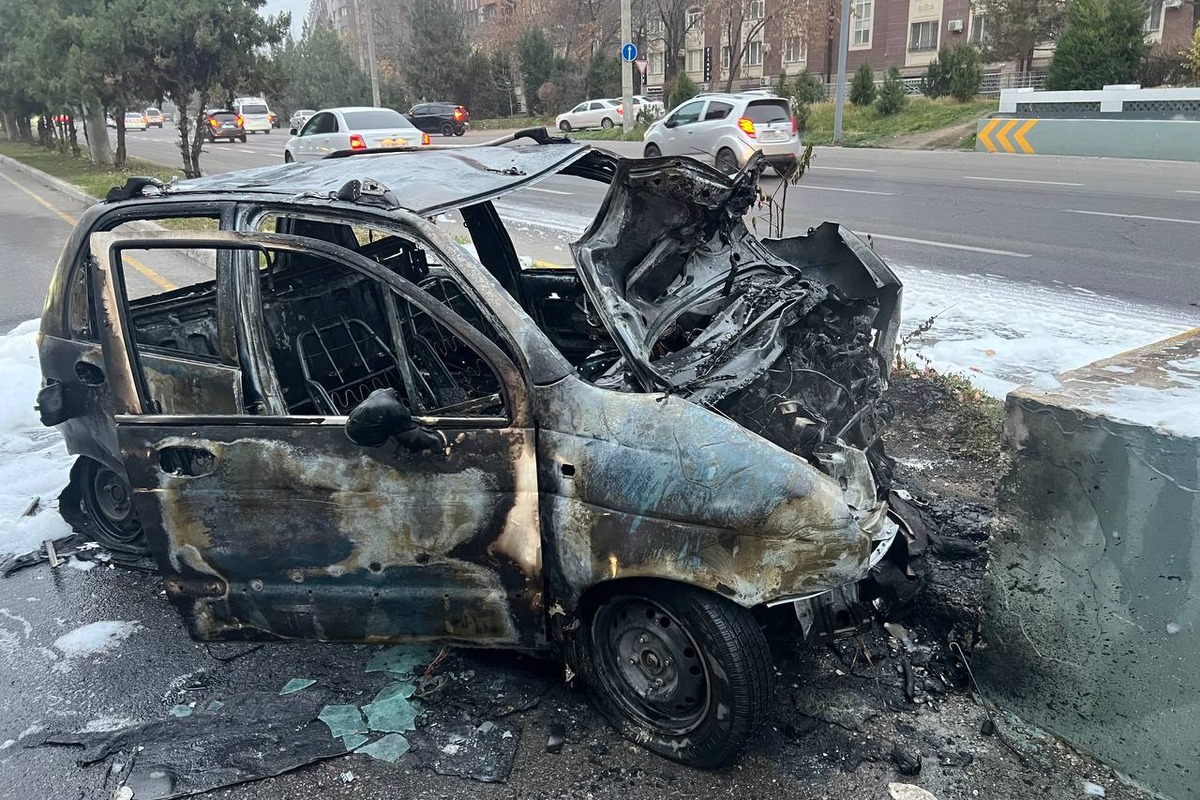 Toshkentda beton to‘siqqa urilgan Matiz yonib ketdi