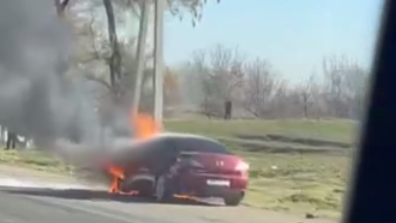 Toshkent viloyatida harakatlanayotgan Mazda yonib ketdi