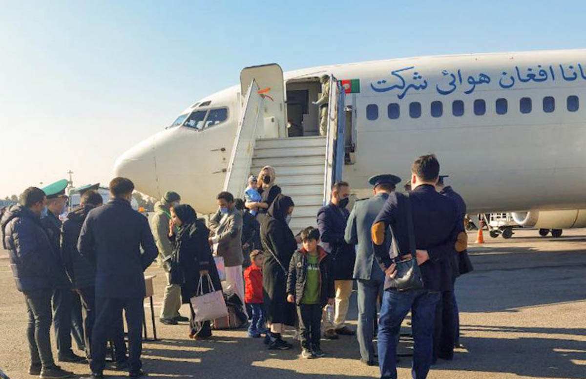 Казахстан предоставил гуманитарный транзитный коридор для перелета афганских женщин