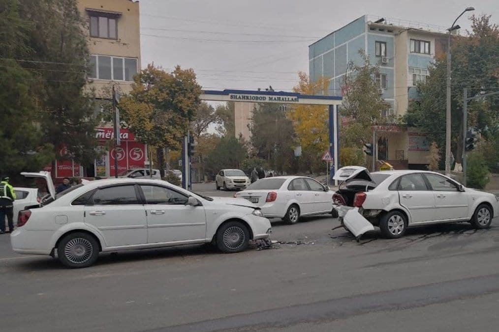 В Ташкенте столкнулись три легковушки