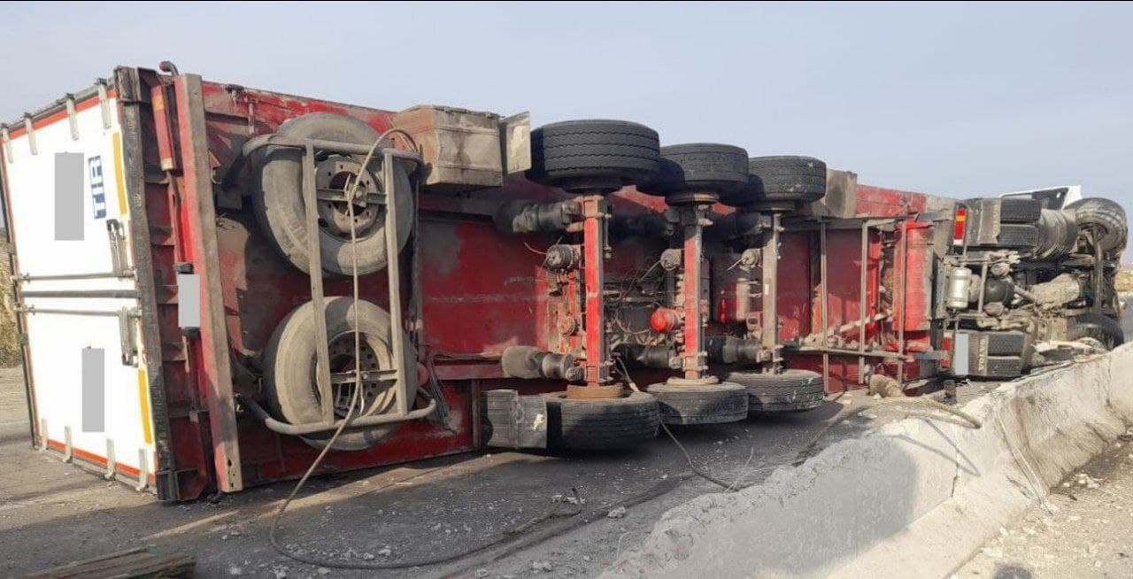 В Бухаре водитель грузовика потерял управление и врезался в бетонное ограждение