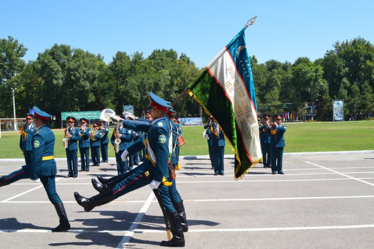 В Узбекистане второкурсникам военизированных вузов будут выдавать военный билет