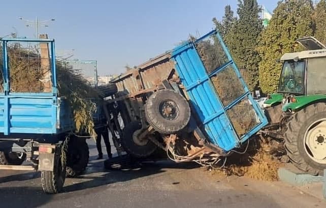 В Ташкенте тракторный прицеп «придавил» Cobalt