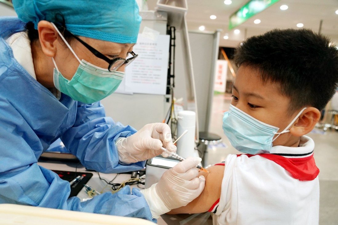 Некоторые регионы Китая начнут вакцинировать детей с трехлетнего возраста