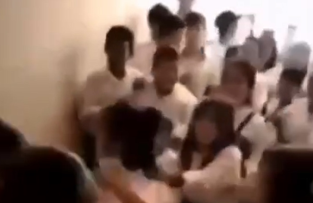 В одной из школ Кашкадарьи подрались старшеклассницы — видео