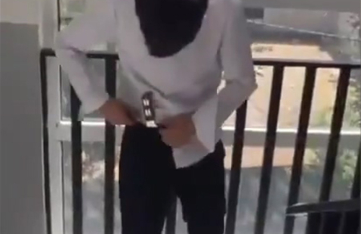 В Узбекистане несовершеннолетний школьник позировал с ножом для видео в TikTok