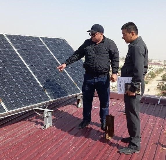 На крышах домов Каракалпакстана начали устанавливать солнечные батареи