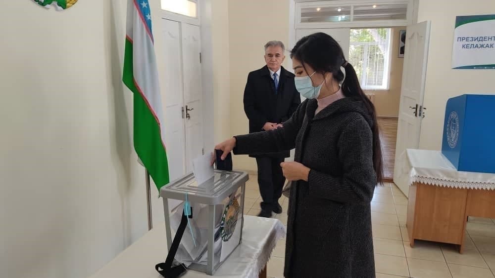 Узбекистанцы за рубежом проводят досрочное голосование на выборах президента