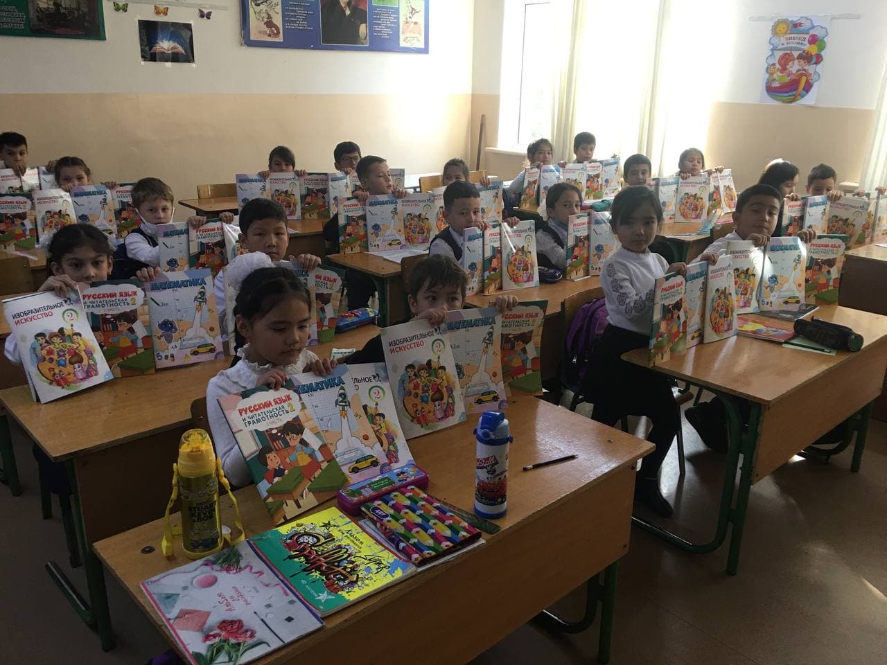 Оплатили, но не получили: В одной из школ Ташкента дети остались без новых учебников