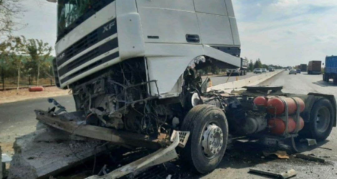 В Бухарской области водитель грузовика потерял управление и врезался в бетонное ограждение