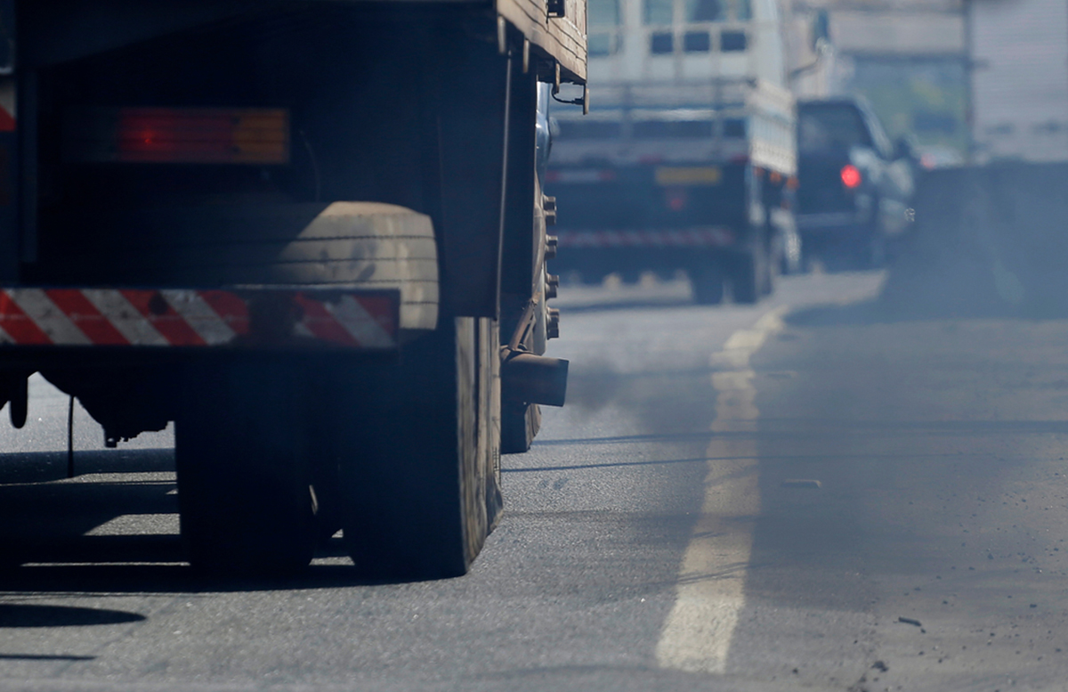 В соцсетях появились жалобы жителей столицы на грузовики с кошмарными выхлопами