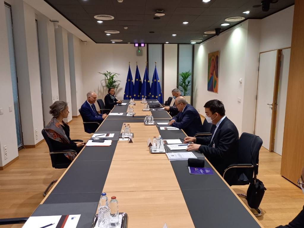 Абдулазиз Камилов встретился с главным советником по внешней политике президента ЕС
