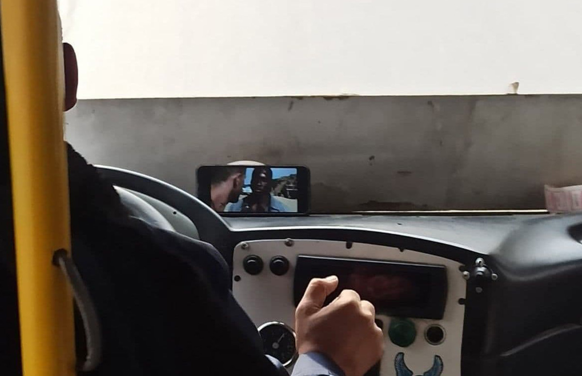 В Ташкенте водитель автобуса смотрел видео на телефоне за рулём