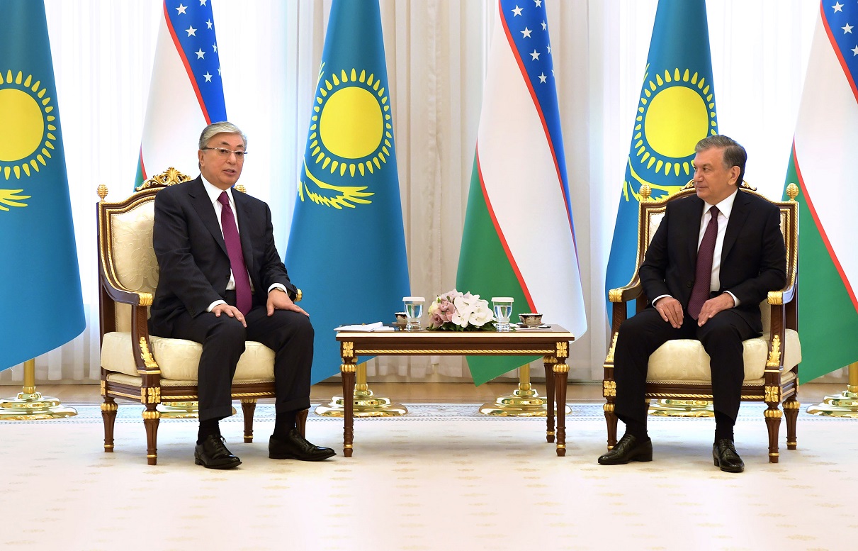 Мирзиёев выразил соболезнования президенту Казахстана в связи со взрывом на шахте