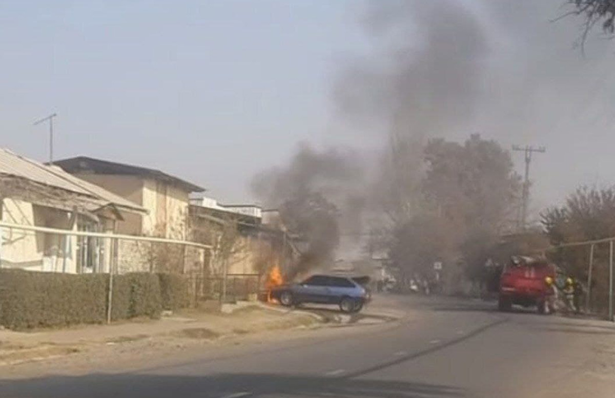 В Ташкентской области загорелась Lada — видео