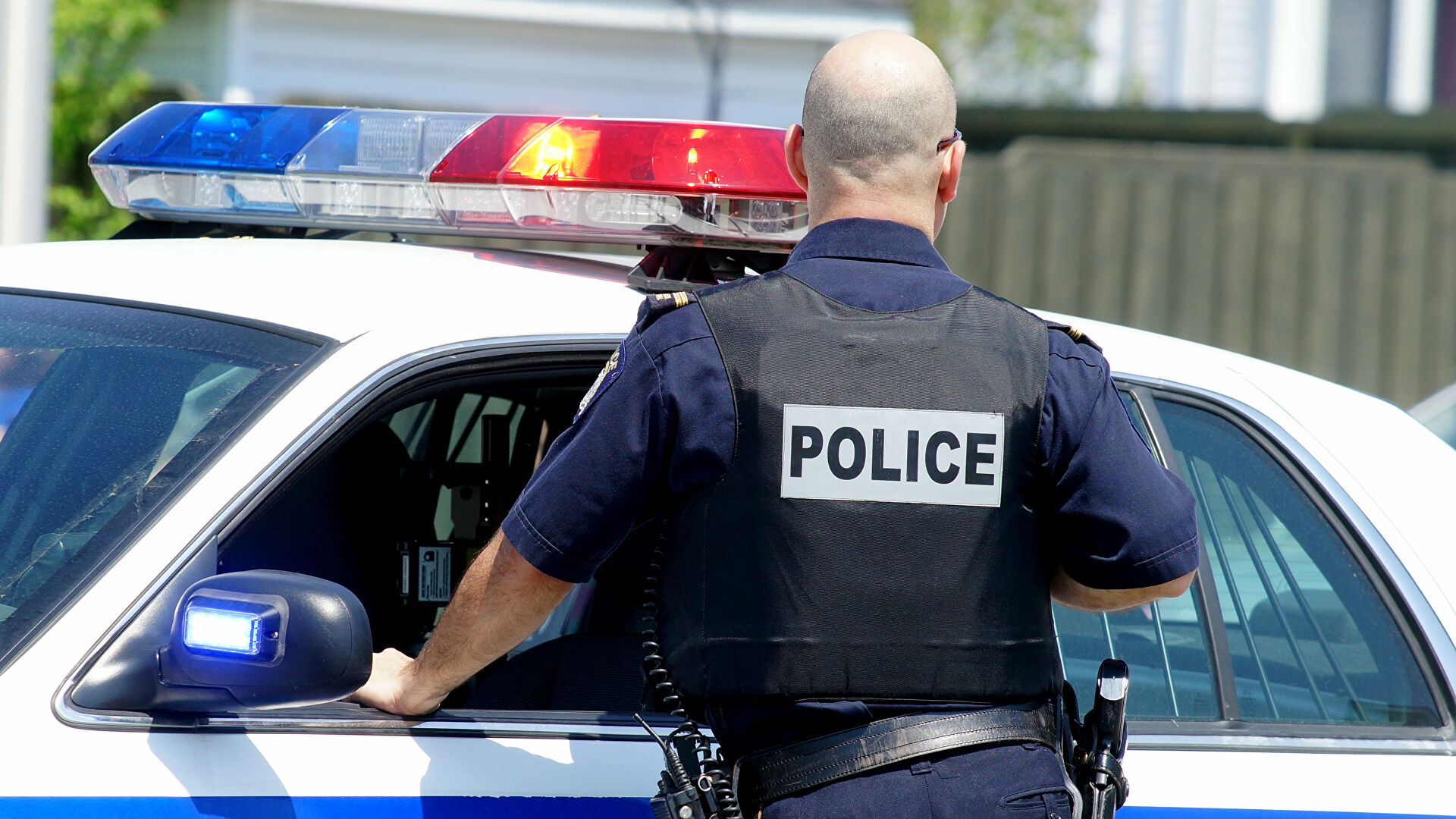 В США женщину обвинили в терроризме после кашля на офицера