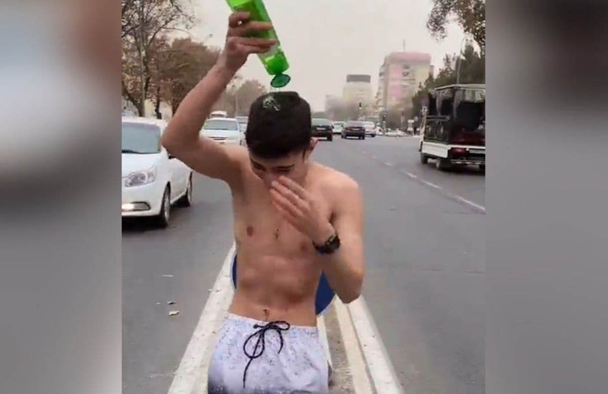 В Ташкенте молодой тиктокер «искупался» посреди дороги — видео