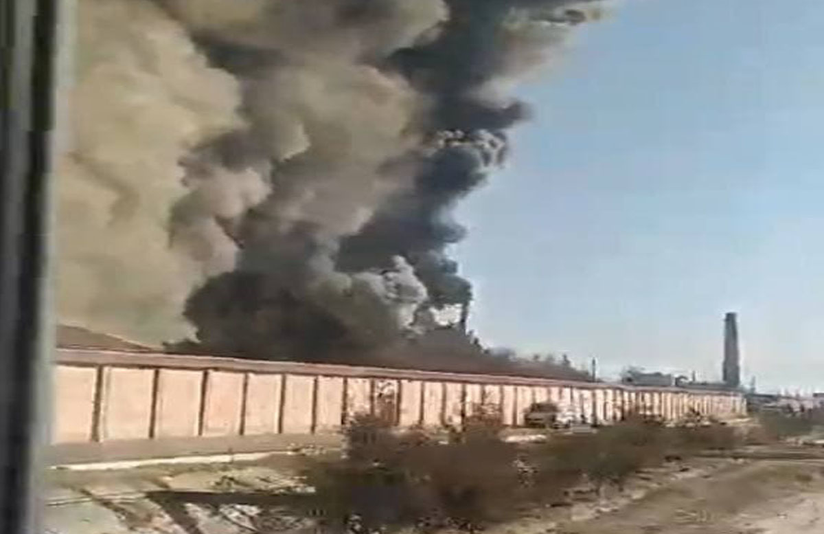 В Кашкадарье на складе текстильного предприятия вспыхнул крупный пожар — видео