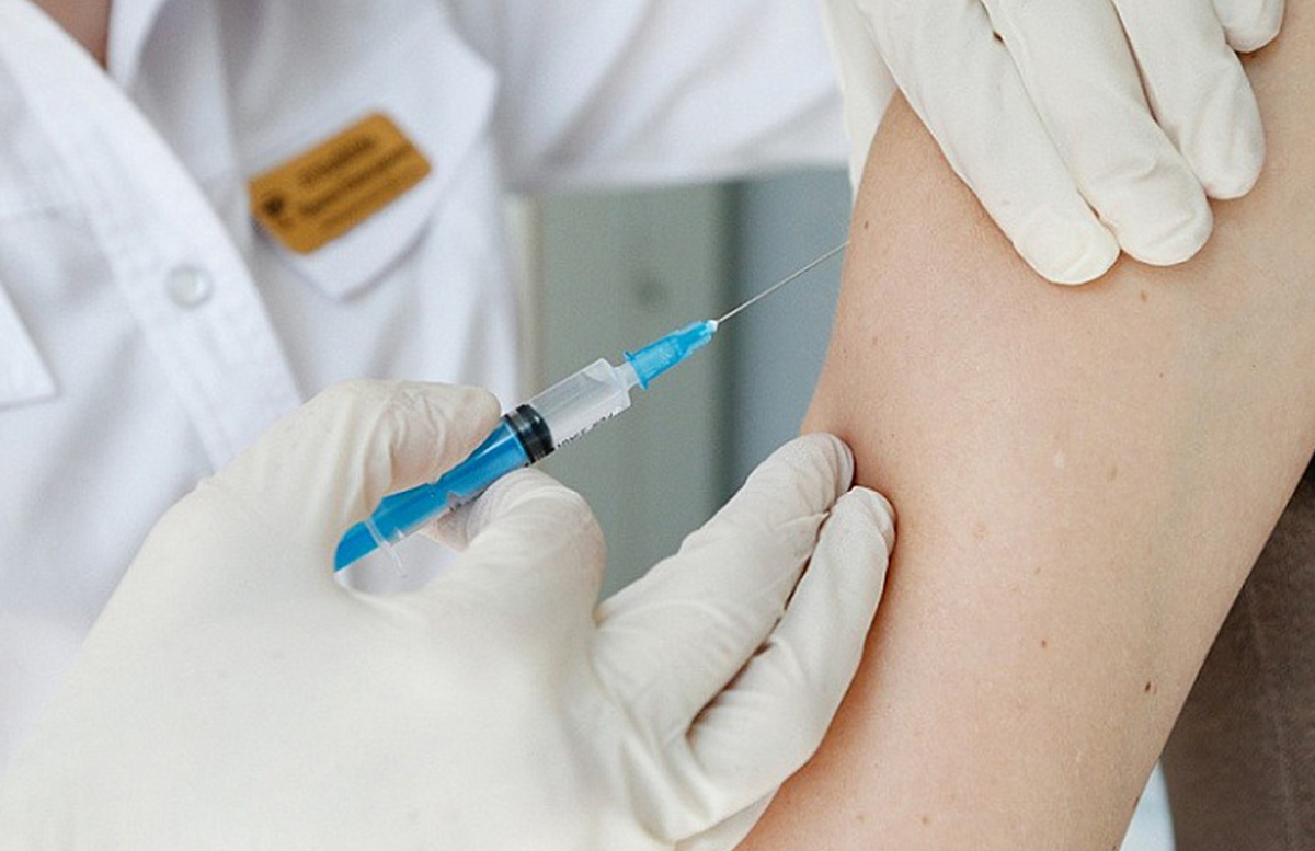 Минздрав России разрешил провести третью фазу исследований китайской вакцины от коронавируса V-01