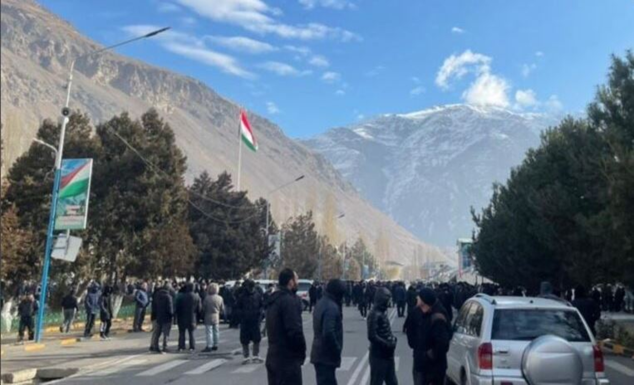 В Таджикистане на митинге глава региона получил камнем по голове