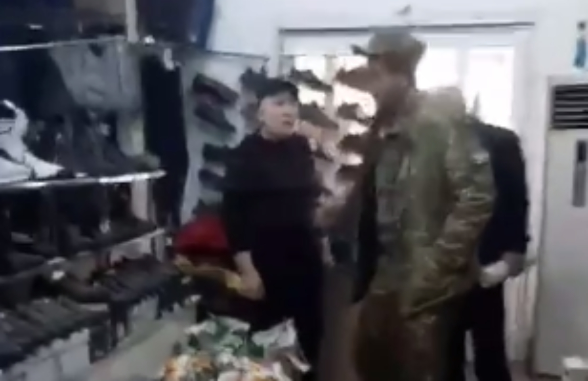 Глава Алмалыкского военкомата ввязался в скандал на рынке — видео