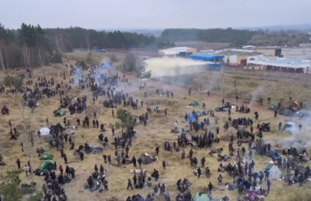 На белорусско-польской границе мигранты начали кидать в силовиков камни — видео