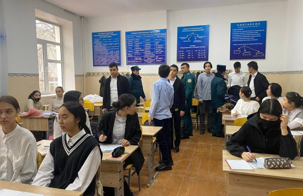 В Ташкенте правоохранители взялись за проверку телефонов и портфелей учеников