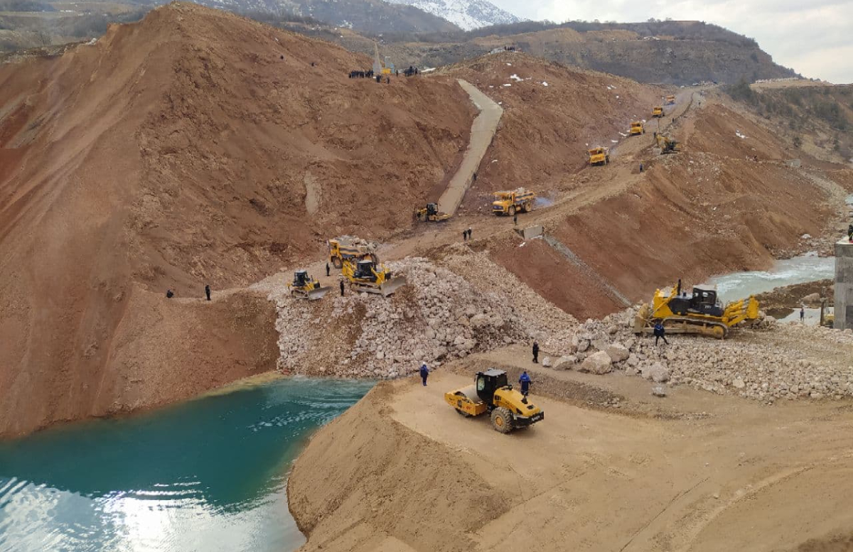 В Ташобласти перекрыли русло реки Пскем для строительства ГЭС — видео