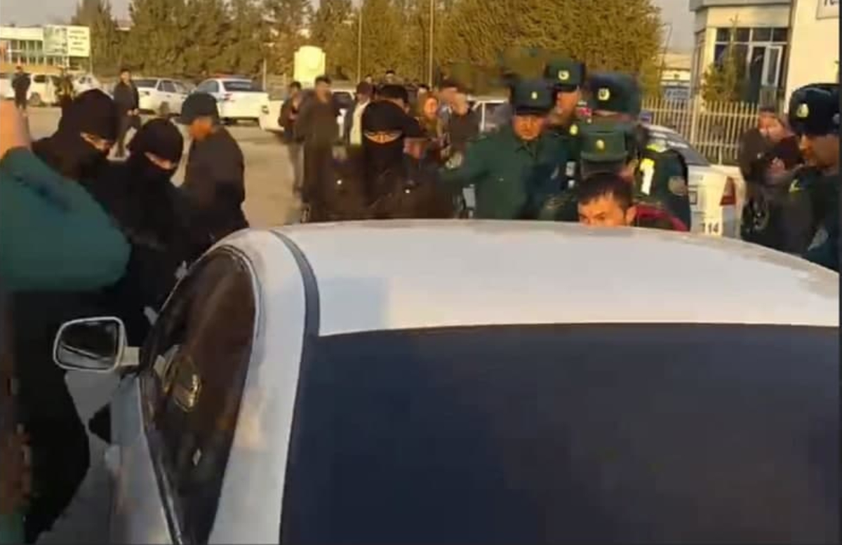 В Кашкадарье задержали водителя, удравшего от толпы сотрудников ДПС и спецназа — видео