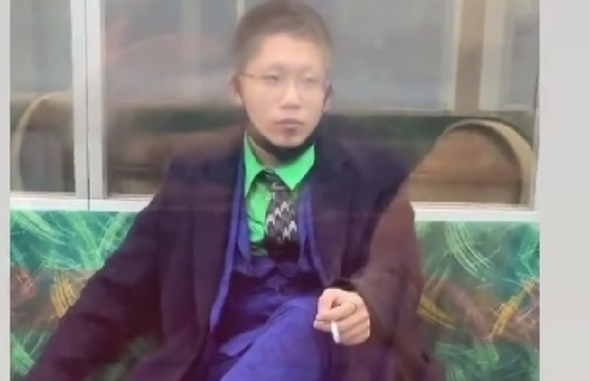В Токио мужчина напал с ножом на пассажиров метро и устроил пожар в вагоне — видео