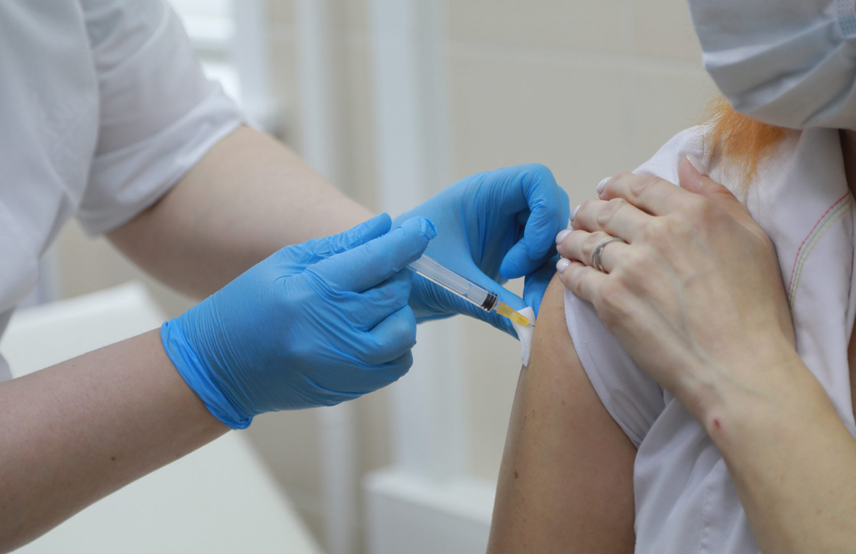 Более 170 тысяч узбекистанцев получили первую дозу вакцины от коронавируса