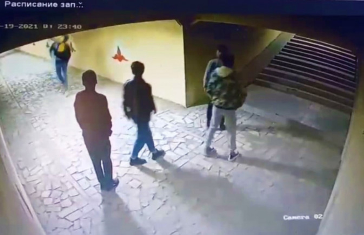 В Ташобласти пятеро парней решили разбить лампы в переходе — видео