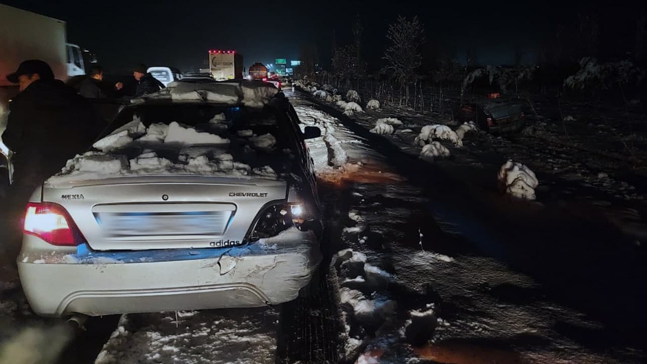 В Ташобласти из-за снегопада в ДТП «встретились» около 10 машин