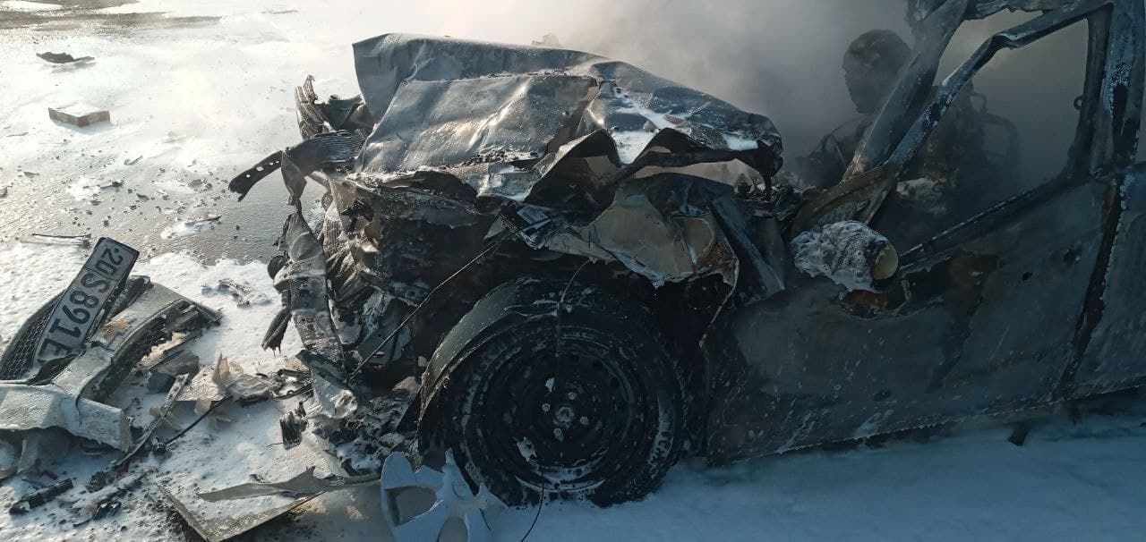 В Сырдарье в страшном ДТП сгорел заживо один из водителей — видео