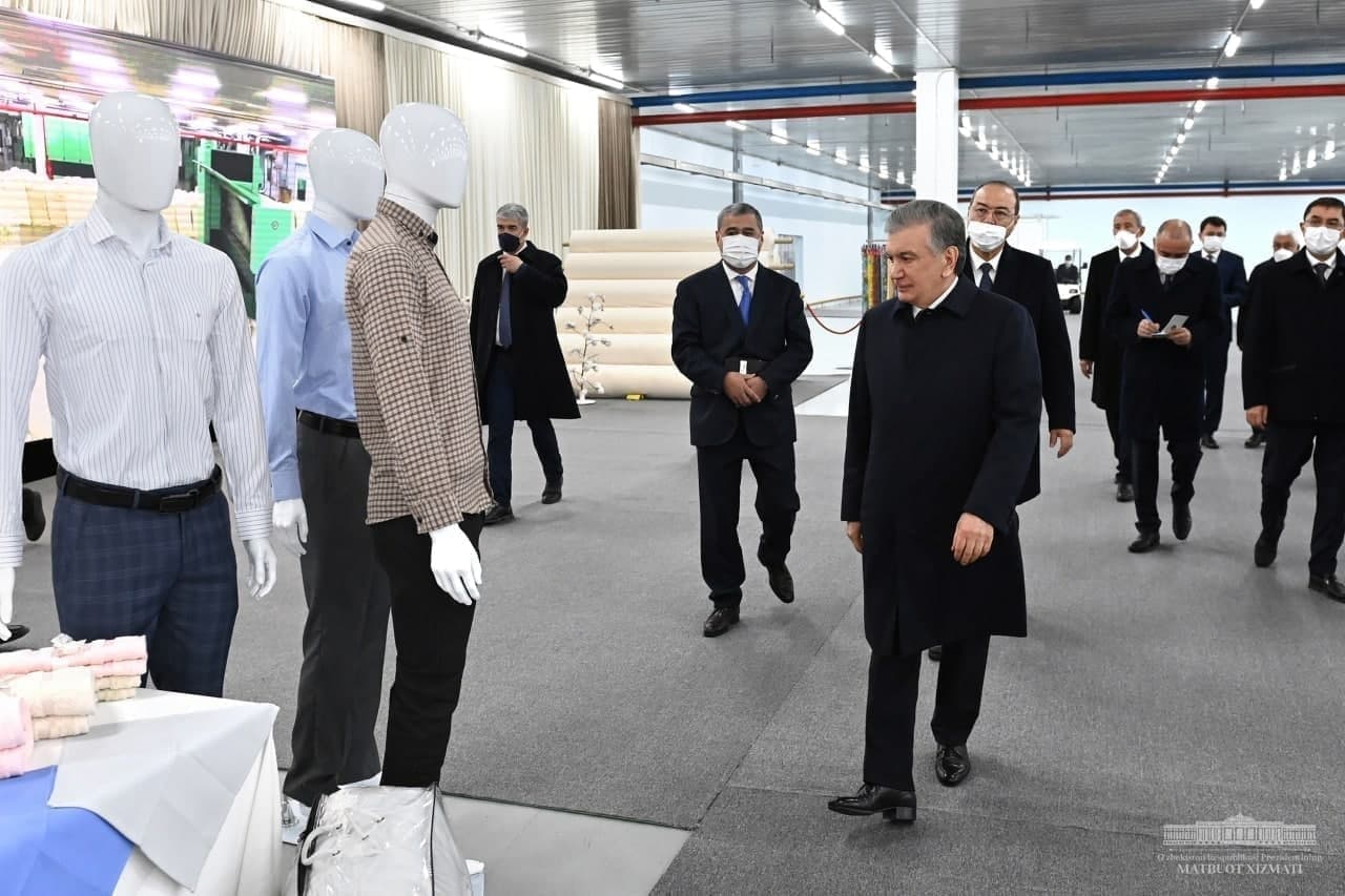 Шавкат Мирзиёев понаблюдал за работой нового текстильного предприятия