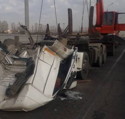 В Ташкенте бетонные конструкции обрушились на грузовик — видео