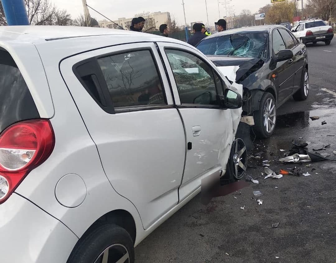 Лоб в лоб: В Ташкенте водитель Lacetti протаранил Spark