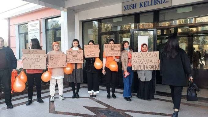В Узбекистане студентки провели акцию в поддержку женщин — видео