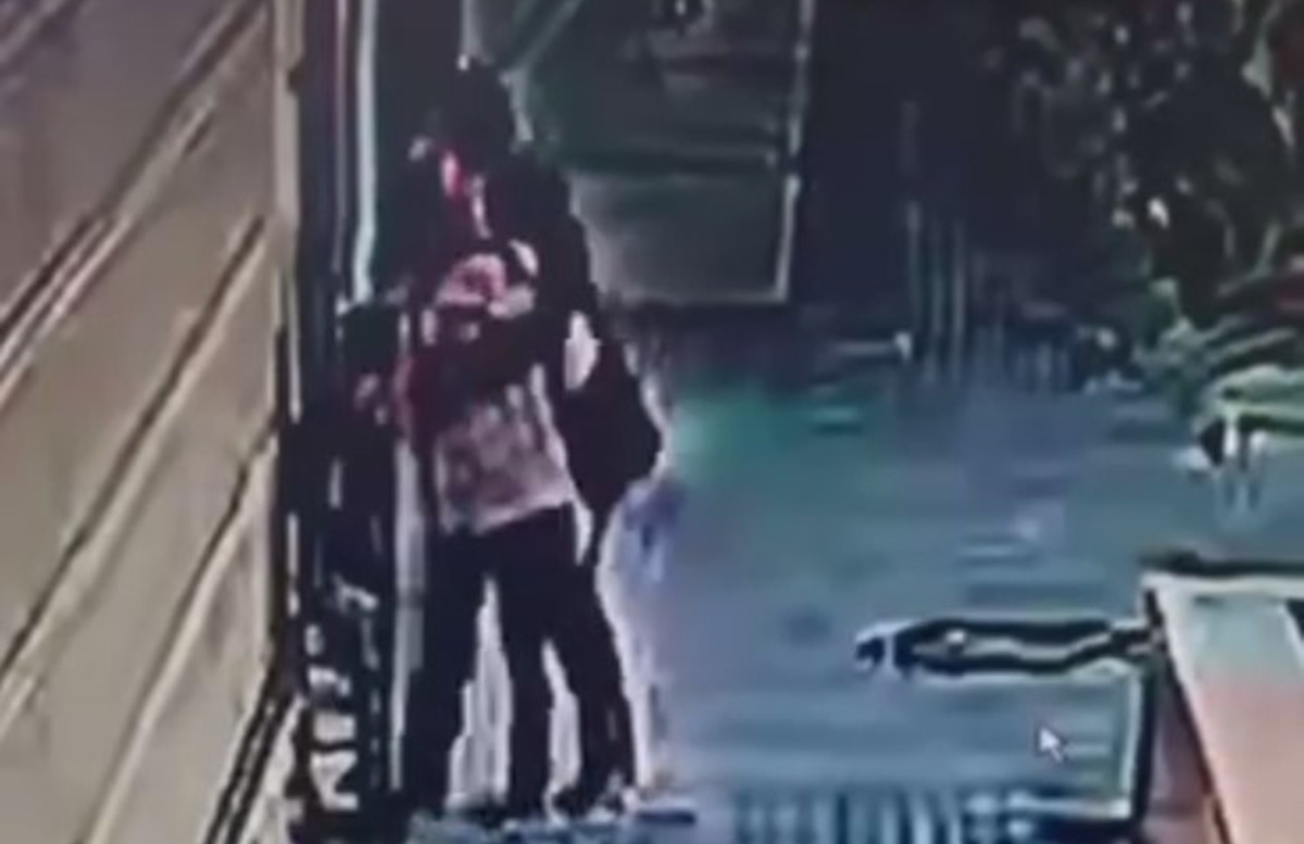 В Ташкенте мужчина пытался силой завести маленькую девочку в тупик — видео