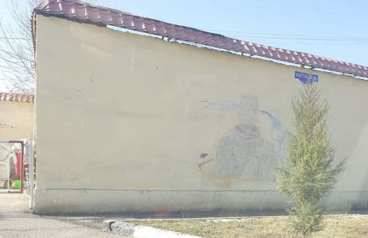 Ташкентское граффити «узбекского Бэнкси» про цены на бензин оперативно закрасили