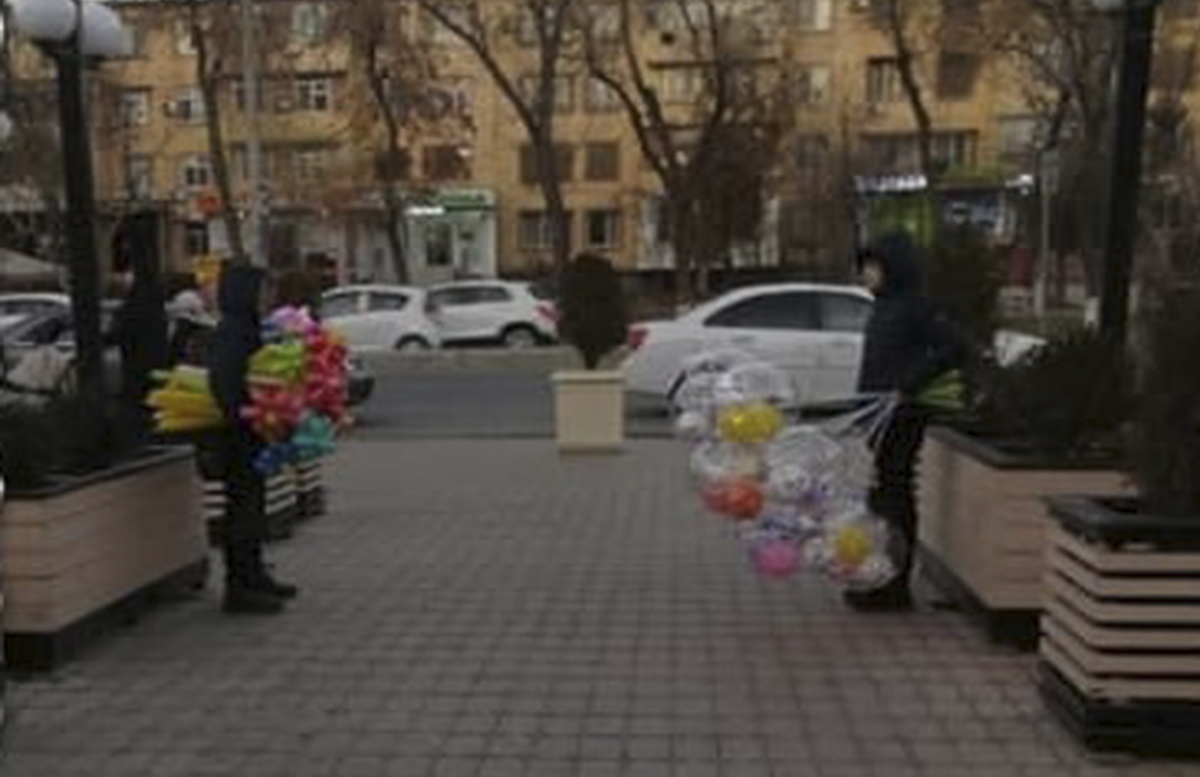 В Ташкенте третьеклассник торговал шариками на улице и относил заработанные деньги в машину