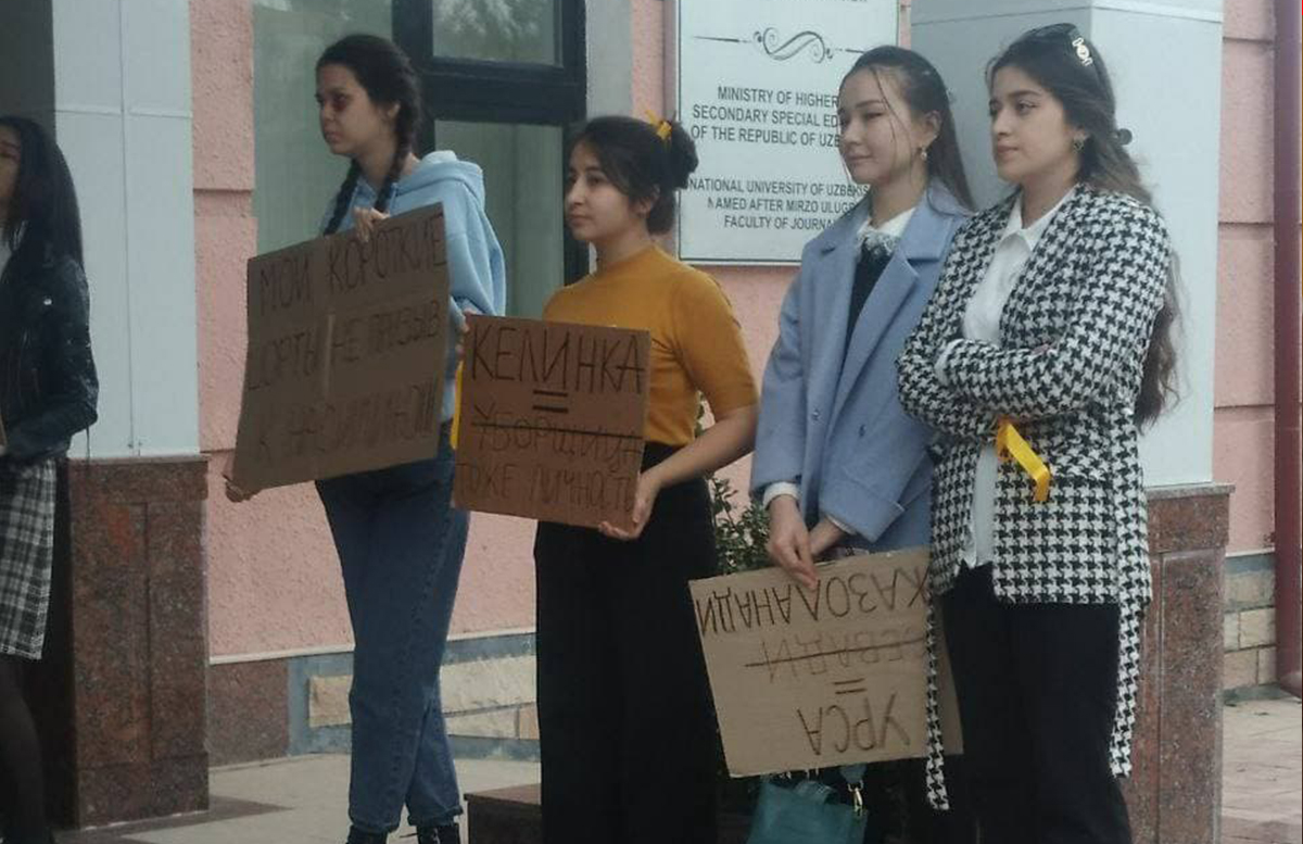 В Узбекистане студентки провели акцию в поддержку женщин — видео