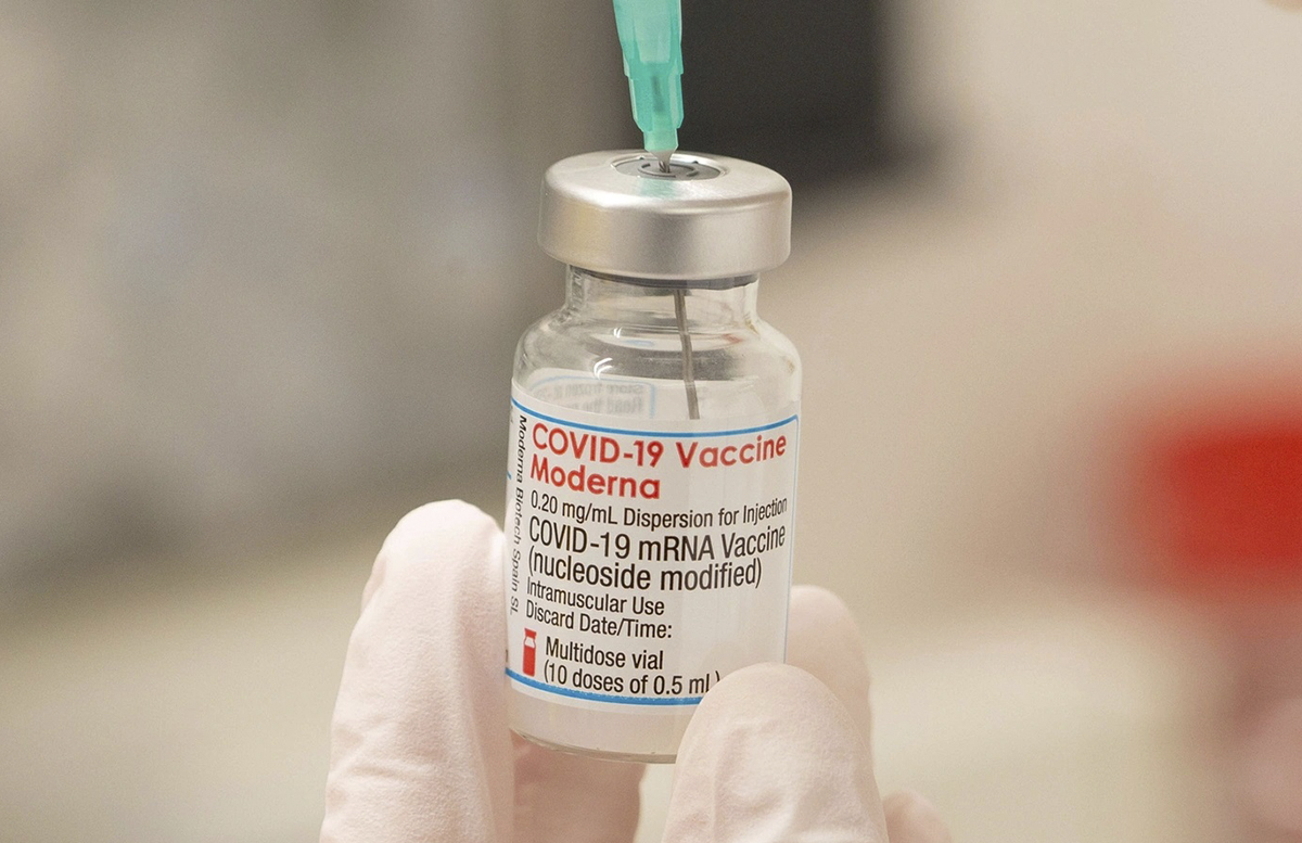 Moderna намерена создать новый вариант вакцины для штамма «омикрон»