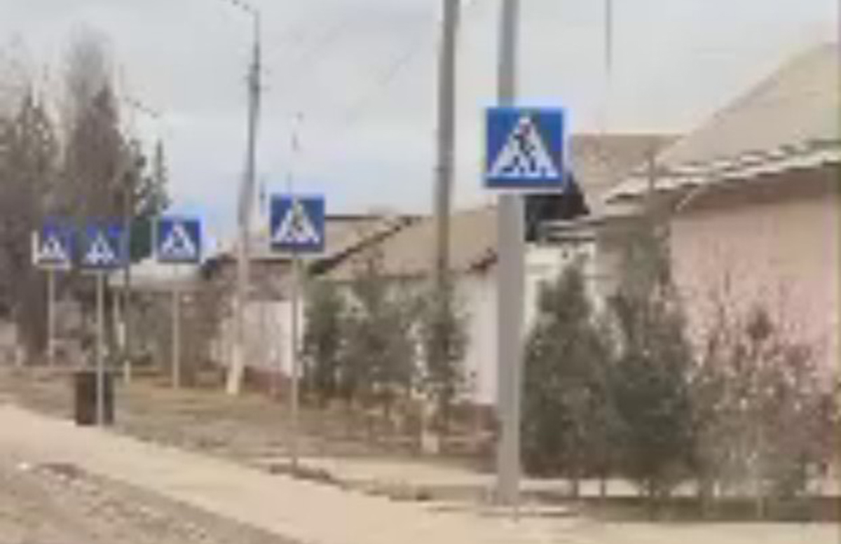 В Ташобласти запечатлели одинаковые дорожные знаки в небольшом расстоянии друг от друга
