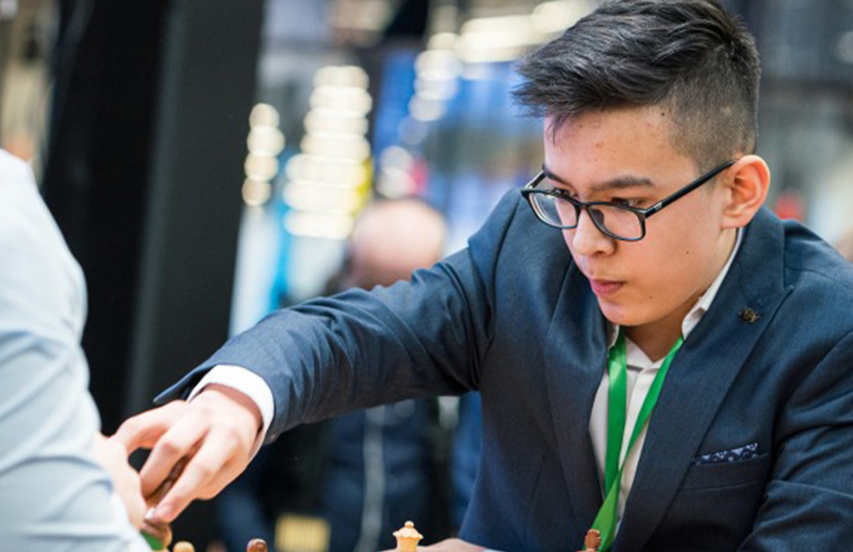 17-летний шахматист из Узбекистана одержал победу над чемпионом мира — видео