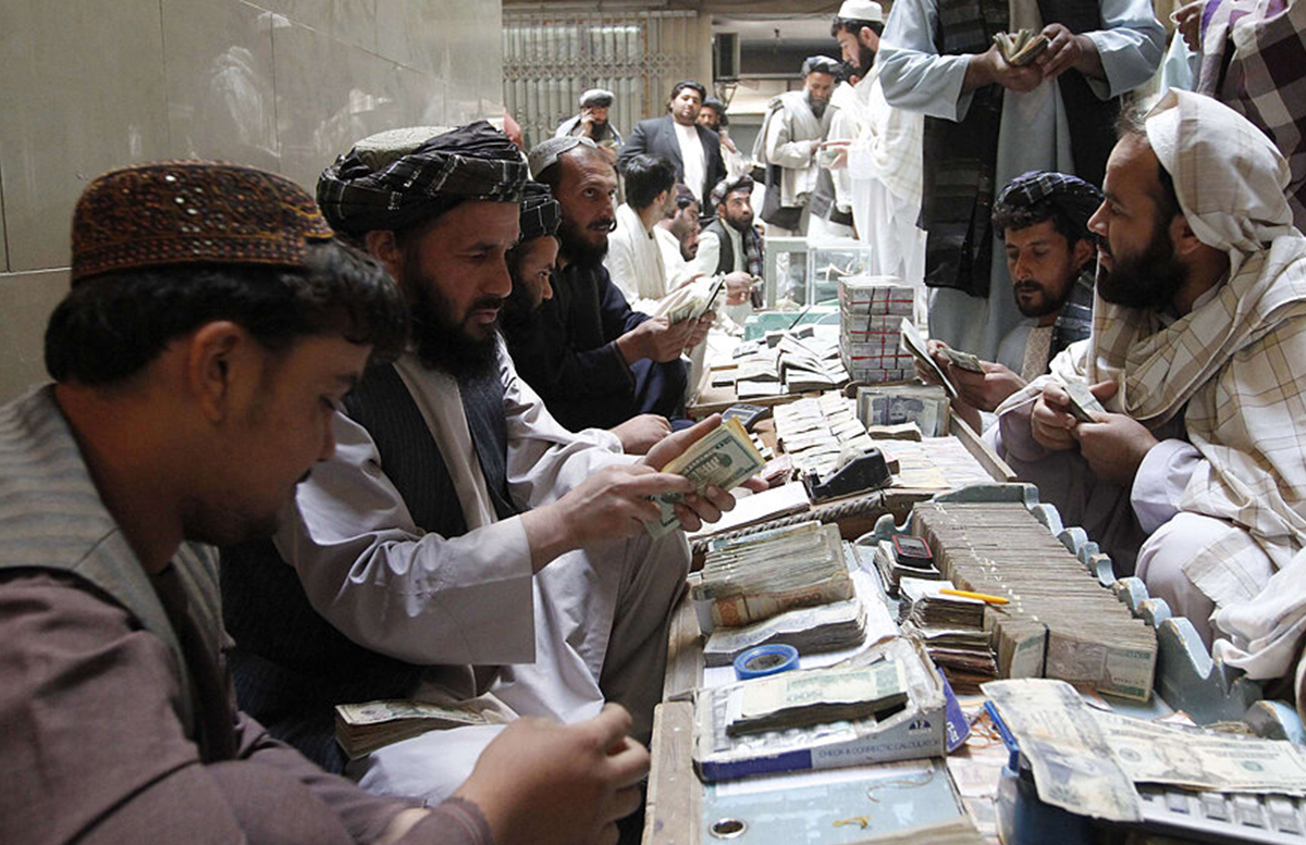 Афганистан для укрепления своей валюты решил договориться с «серым рынком»