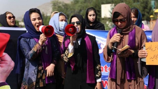 Группа женщин устроила акцию протеста у одной из школ Кабула